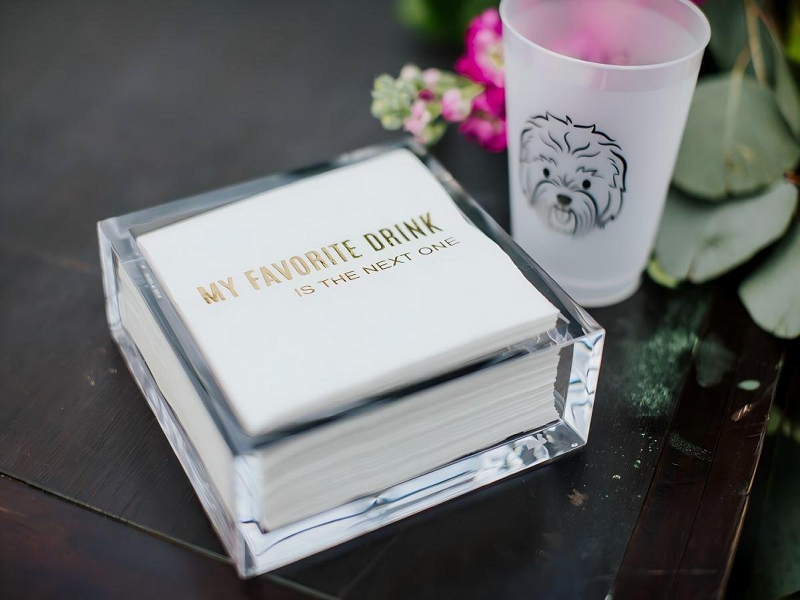 Чем коктейльные салфетки отличаются от других типов салфеток по размеру и функциям?